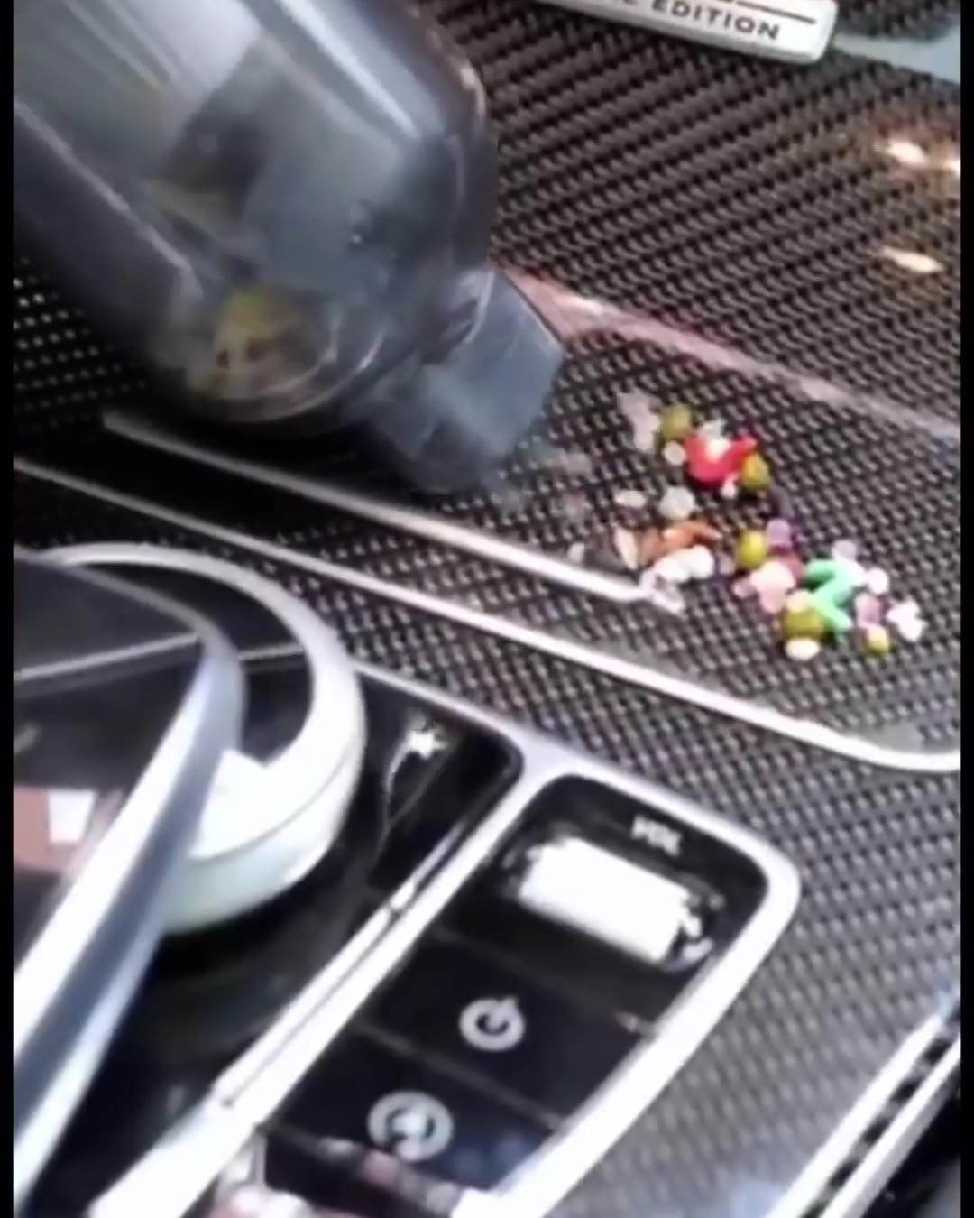 Aspirador portátil sendo usado no banco do carro